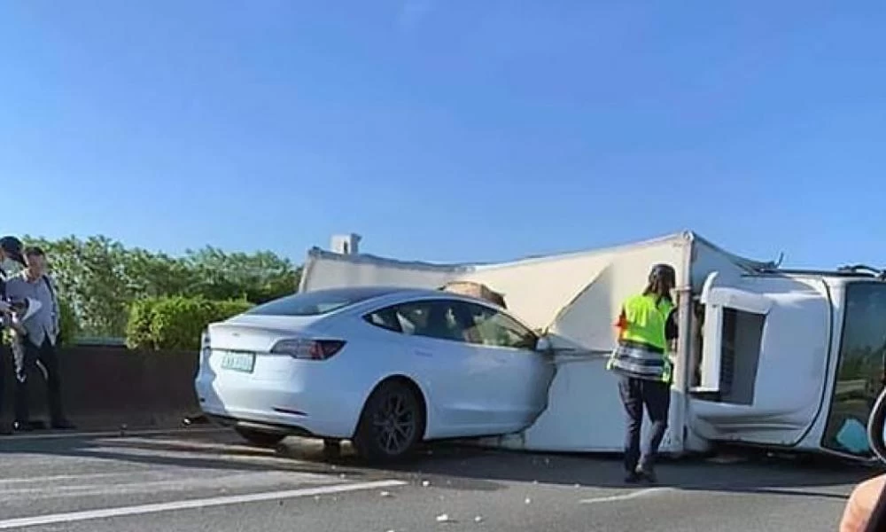 Η σοκαριστική στιγμή που ένα Tesla "καρφώνεται" σε φορτηγό (βίντεο)